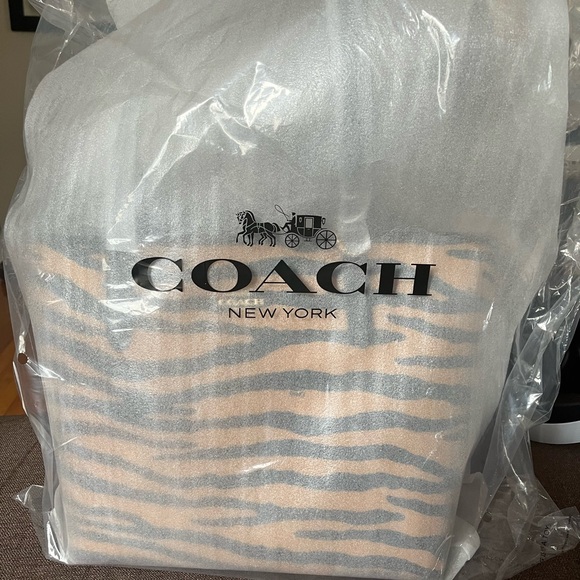 NWT Coach City Tote With Tiger Print - Picture 12 of 12